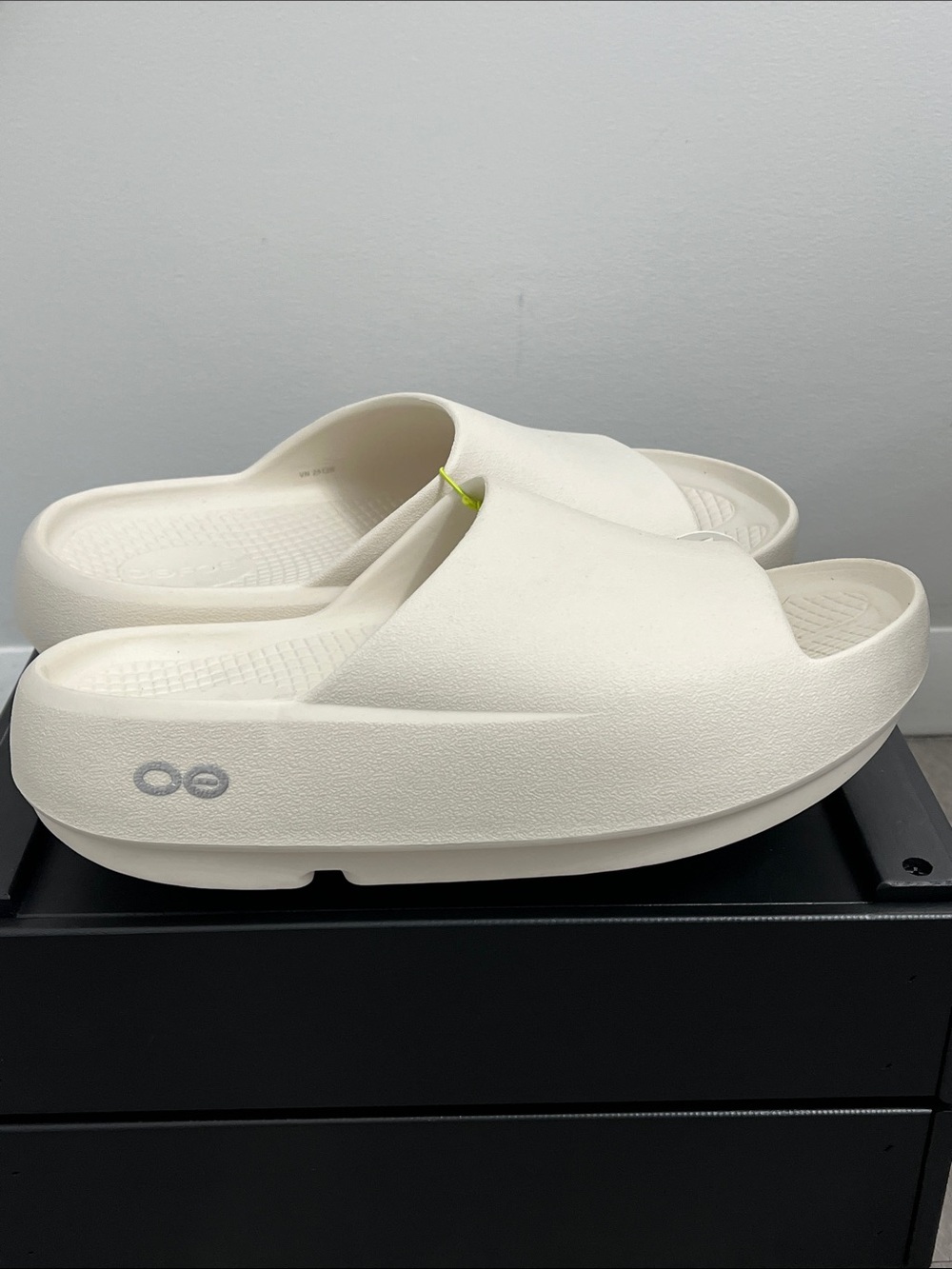 Oofos ooahh plus + chalk slides sandals women’s size 9 men’s size 7 new